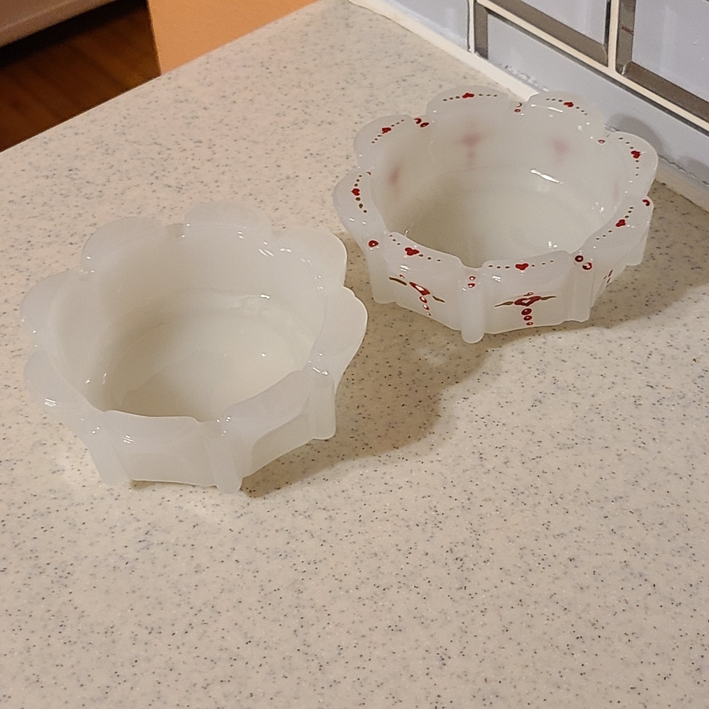 White and Floral Scalloped Ashtrays For.sale
